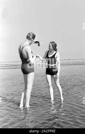 Urlauber am Strand der Nordseeinsel Juist, Deutschland 1930er Jahre. Urlauber am Strand der ostfriesischen Insel Juist, Deutschland 1930. Stockfoto