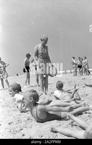 Kinderunterhaltung auf der Nordseeinsel Juist, Deutschland 1930er Jahre. Unterhaltung für Kinder und Jugendliche auf der ostfriesischen Insel Juist, Deutschland 1930. Stockfoto