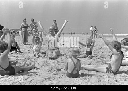 Kinderunterhaltung auf der Nordseeinsel Juist, Deutschland 1930er Jahre. Unterhaltung für Kinder und Jugendliche auf der ostfriesischen Insel Juist, Deutschland 1930. Stockfoto