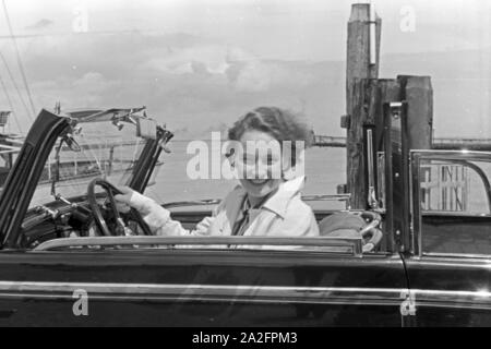 Eine Frau in einem Audi Cabrio in Norddeich, Deutschland 1930er Jahre. Frau in einem Audi Cabrio bei Norddeich, Deutschland 1930. Stockfoto