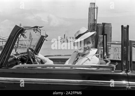 Eine Frau in einem Audi Cabrio in Norddeich, Deutschland 1930er Jahre. Frau in einem Audi Cabrio bei Norddeich, Deutschland 1930. Stockfoto