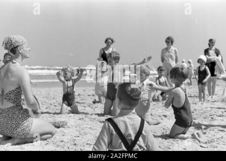 Kinderunterhaltung auf der Nordseeinsel Juist, Deutschland 1930er Jahre. Unterhaltung für Kinder und Jugendliche auf der ostfriesischen Insel Juist, Deutschland 1930. Stockfoto