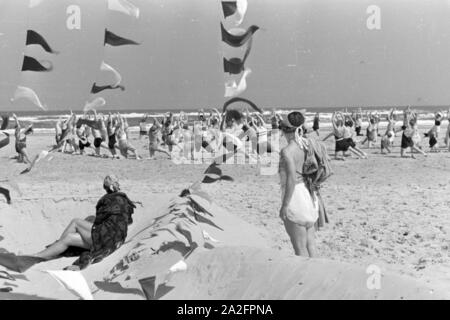 Gymnastik und Sport für alle auf der Nordseeinsel Juist, Deutschland 1930er Jahre. Gymnastik und Sport für alle auf der ostfriesischen Insel Juist, Deutschland 1930. Stockfoto