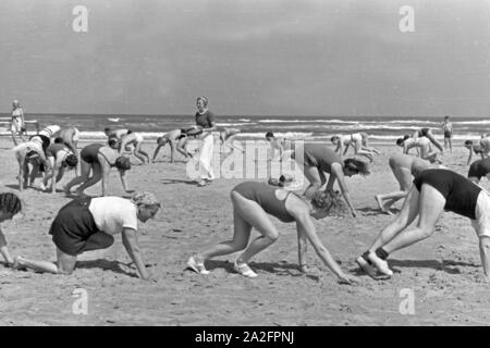 Gymnastik und Sport für alle auf der Nordseeinsel Juist, Deutschland 1930er Jahre. Gymnastik und Sport für alle auf der ostfriesischen Insel Juist, Deutschland 1930. Stockfoto