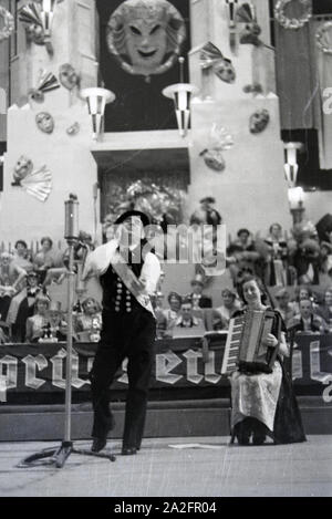 Büttenredner in einer Karnevalssitzung, Deutsches Reich 1937. Karneval Redner zu einem Karneval session, Deutschland 1937. Stockfoto