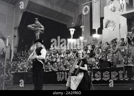 Büttenredner in einer Karnevalssitzung, Deutsches Reich 1937. Karneval Redner zu einem Karneval session, Deutschland 1937. Stockfoto