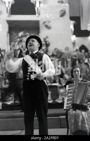 Büttenredner in einer Karnevalssitzung, Deutsches Reich 1937. Karneval Redner zu einem Karneval session, Deutschland 1937. Stockfoto