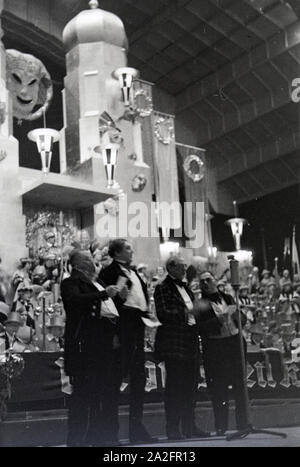 Büttenredner in einer Karnevalssitzung, Deutsches Reich 1937. Karneval Karneval Redner an einer Sitzung, Deutschland 1937. Stockfoto