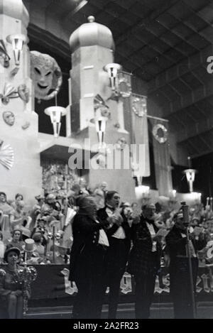 Büttenredner in einer Karnevalssitzung, Deutsches Reich 1937. Karneval Karneval Redner an einer Sitzung, Deutschland 1937. Stockfoto