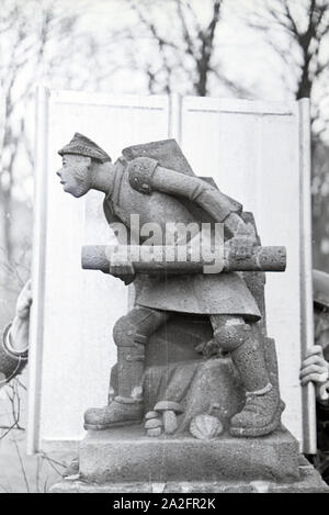 Skulptur einer Steinmetzschule in Mayen, Deutsches Reich 1937. Skulptur eines chiseler Schule in Mayen, Deutschland 1937. Stockfoto