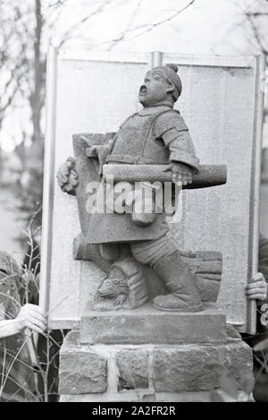 Skulptur einer Steinmetzschule in Mayen, Deutsches Reich 1937. Skulptur eines chiseler Schule in Mayen, Deutschland 1937. Stockfoto