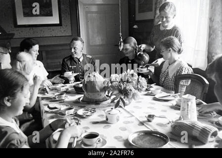 Schüler des Schülerheims Kolonial Harzburg beim Kaffe trinken, Deutsches Reich 1937. Studenten der kolonialen Schule Harzburg Treffen für Kaffee; Deutschland 1937. Stockfoto