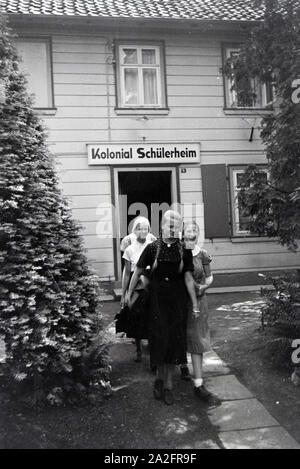 Schülerinnen des Schülerheims Kolonial Harzburg vor dem Schooling, Deutsches Reich 1937. Studenten der kolonialen Schule Harzburg vor der Schule; Deutschland 1937. Stockfoto