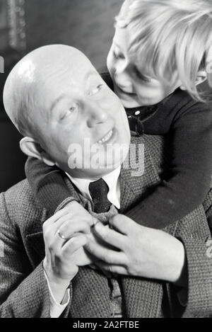 Vater und Sohn einer kinderreichen Familie, Deutsches Reich 30er Jahre. Vater und Sohn eines erweiterten Familie, Deutschland 1930. Stockfoto