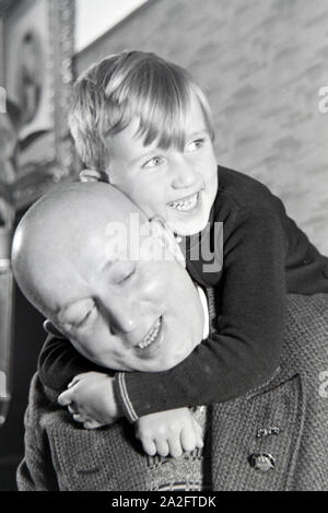 Vater und Sohn einer kinderreichen Familie, Deutsches Reich 30er Jahre. Vater und Sohn eines erweiterten Familie, Deutschland 1930. Stockfoto