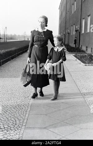 Mitglieder einer kinderreichen Familie beim Einkaufen, Deutsches Reich 30er Jahre. Mitglieder einer Großfamilie, die Einkaufen, Deutschland 1930. Stockfoto