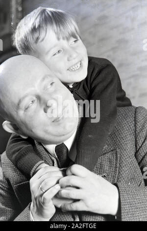 Vater und Sohn einer kinderreichen Familie, Deutsches Reich 30er Jahre. Vater und Sohn eines erweiterten Familie, Deutschland 1930. Stockfoto