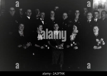 Gruppenfoto anlässlich der Verleihung des Ehrenkreuzes, Deutsches Reich 30er Jahre. Gruppenfoto anlässlich der Konzession der Ehre, Kreuz, Deutschland 1930. Stockfoto