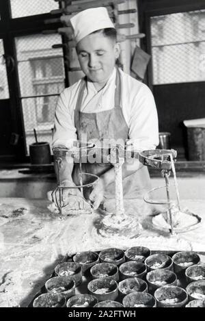 Mitarbeiter der Konditorei Gebr. Müller Liegnitz bei der Arbeit, Deutsches Reich 30er Jahre. Mitarbeiter der Süßwaren Bros. Müller Liegnitz an der Arbeit, Deutschland 1930. Stockfoto