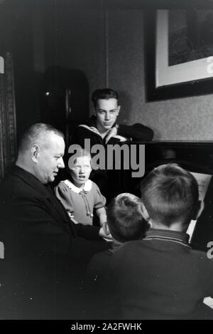 Mitglieder einer kinderreichen Familie beim Klavierspielen, Deutsches Reich 30er Jahre. Mitglieder der Großfamilie, Klavier spielen, Deutschland 1930. Stockfoto