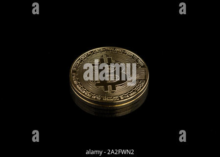 Bitcoin & cryptocurrency auf schwarzem Hintergrund Stockfoto