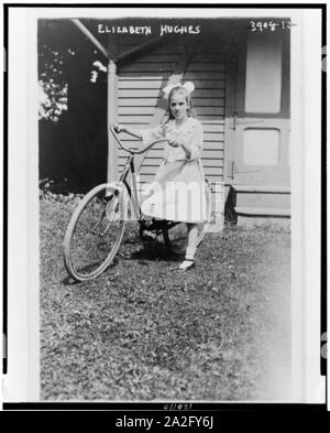 Elizabeth Hughes, full-length Portrait, stehend, nach vorn, Fahrrad Stockfoto