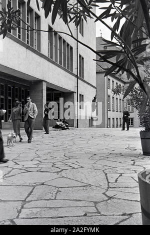 Ein Ausflug zur Ruprecht-Karls-Universität in Heidelberg, Deutsches Reich 30er Jahre. Ein Ausflug in die Ruprecht-Karls-Universität in Heidelberg; Deutschland 1930. Stockfoto