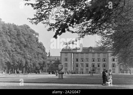 Ein Ausflug zum Schloss Schwetzingen, Deutsches Reich 30er Jahre. Eine Exkursion nach Schwetzingen; Deutschland 1930. Stockfoto