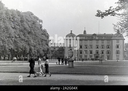 Ein Ausflug zum Schloss Schwetzingen, Deutsches Reich 30er Jahre. Eine Exkursion nach Schwetzingen; Deutschland 1930. Stockfoto