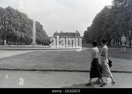 Ein Ausflug zum Schloss Schwetzingen, Deutsches Reich 30er Jahre. Eine Exkursion nach Schwetzingen; Deutschland 1930. Stockfoto