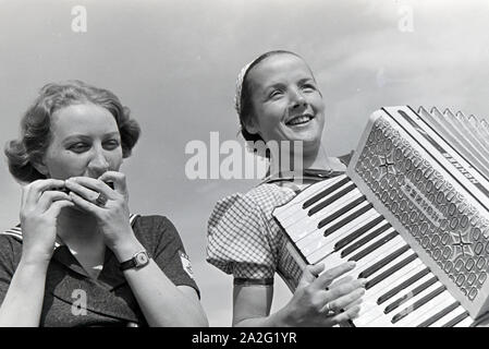 Frauen beim Musizieren, Deutsches Reich 30er Jahre. Frauen machen Musik, Deutschland 1930. Stockfoto