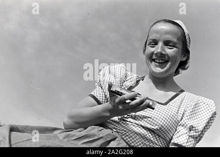 Porträt einer jungen Mundharmonikapielerin im Nordschwarzwald, Deutschland 1930er Jahre. Portrait einer jungen mouthorgan Player im Nördlichen Schwarzwald, Deutschland 1930. Stockfoto