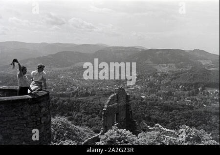 Zwei junge Frauen genießen den Ausblick von der Schlossruine Hohenbaden im Nordschwarzwald in die Stadt Baden-Baden, Deutschland 1930er Jahre. Zwei junge Frauen genießen Sie den Blick auf Baden-Baden von der Ruine Hohenbaden Schloss, Deutschland 1930. Stockfoto