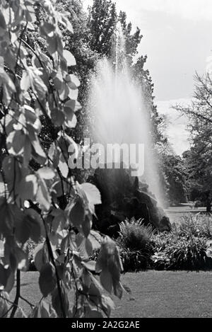 Der Sintersteinbrunnen in der Lichtentaler Allee in Baden-Baden, Deutschland, 1930er Jahre. Die Sintersteinbrunnen (Sinter Stein Brunnen) in der Lichtentaler Allee in Baden-Baden, Deutschland 1930. Stockfoto