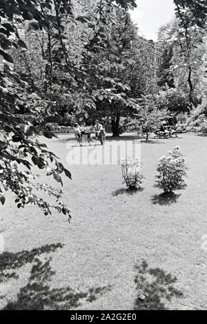 Zum Entspannen und Sonnenbaden einladende Grünanlage der Lichtentaler Allee in Baden-Baden, Deutschland, 1930er Jahre. Die grünen Gürtel der Lichtentaler Allee in Baden-Baden, einem ansprechenden Ort zum Sonnenbaden und Relaxen, Deutschland 1930. Stockfoto