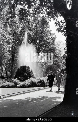 Der Sintersteinbrunnen in der Lichtentaler Allee in Baden-Baden, Deutschland, 1930er Jahre. Die Sintersteinbrunnen (Sinter Stein Brunnen) in der Lichtentaler Allee in Baden-Baden, Deutschland 1930. Stockfoto