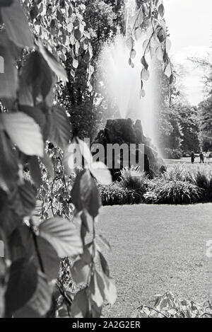 Der Sintersteinbrunnen in der Lichtentaler Allee in Baden-Baden, Deutschland, 1930er Jahre. Die Sintersteinbrunnen (Sinter Stein Brunnen) in der Lichtentaler Allee in Baden-Baden, Deutschland 1930. Stockfoto