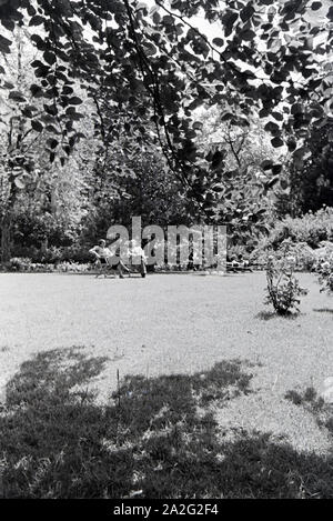 Zum Entspannen und Sonnenbaden einladende Grünanlage der Lichtentaler Allee in Baden-Baden, Deutschland, 1930er Jahre. Die grünen Gürtel der Lichtentaler Allee in Baden-Baden, einem ansprechenden Ort zum Sonnenbaden und Relaxen, Deutschland 1930. Stockfoto