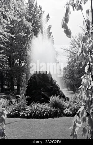 Der Sintersteinbrunnen in der Lichtentaler Allee in Baden-Baden, Deutschland, 1930er Jahre. Die Sintersteinbrunnen (Sinter Stein Brunnen) in der Lichtentaler Allee in Baden-Baden, Deutschland 1930. Stockfoto