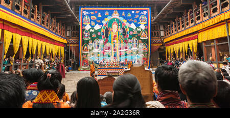 Bumthang, Bhutan, 06. November 2011: ein Thangka blättern Malerei hängt auf der tsechu Festival in Jakar Dzong. Festival ist für die Öffentlichkeit frei. Stockfoto