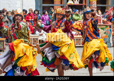 Bumthang, Bhutan, 06. November 2011: Darsteller tanzen an Festival in Jakar Dzong halten Zeremoniell Hand Glocke. Stockfoto