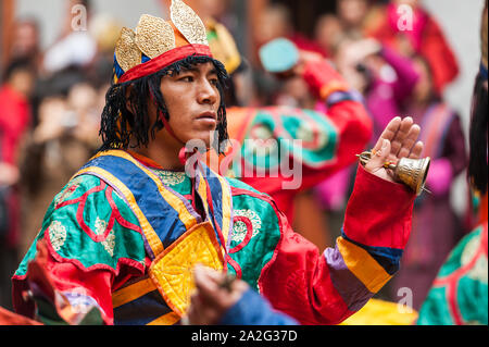 Bumthang, Bhutan, 06. November 2011: Performer tanzen an Festival in Jakar Dzong halten Zeremoniell Hand Glocke. Stockfoto