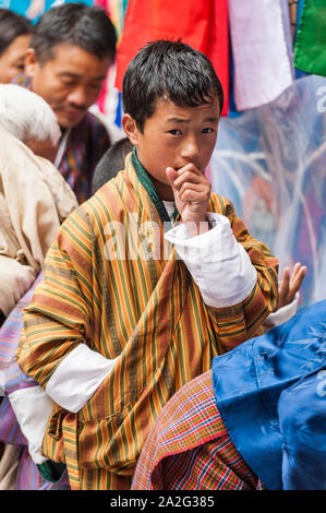 Bumthang, Bhutan, 06. November 2011: Junge Bhutan Bhutan Robe tragen traditionelle Gho auf einem Festival. Stockfoto