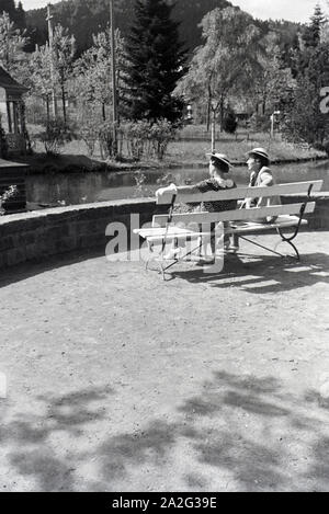 Zwei Damen im Kurpark Hirsau, Schwarzwald, Deutsches Reich 30er Jahre. Zwei ladys im Kurpark Hirsau, Schwarzwald, Deutschland 1930. Stockfoto