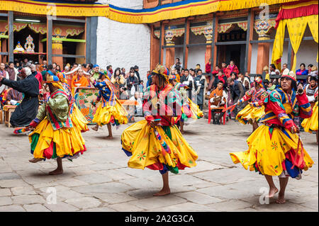 Bumthang, Bhutan, 06. November 2011: Darsteller tanzen an Festival in Jakar Dzong halten Zeremoniell Hand Glocke. Stockfoto