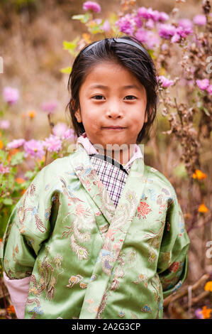 Bumthang, Bhutan, 06. November 2011: Mädchen in Tracht auf einem Festival. Stockfoto