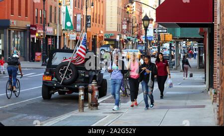 Menschen gehen vorbei einen Jeep mit amerikanischer Flagge auf der Smith Street in der Carroll Gardens Nachbarschaft von Brooklyn, New York, NY (25. September 2019) Stockfoto