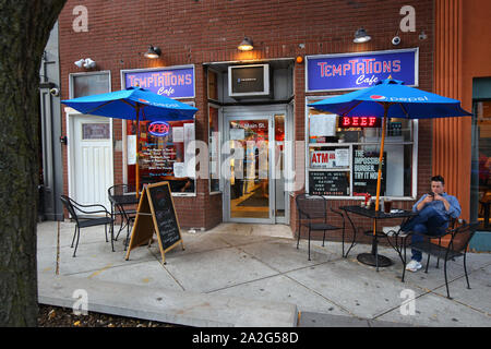 Versuchungen, Cafe, 80 Main Street, Nyack, NY. aussen Storefront einer Eisdiele und Straßencafé. Stockfoto
