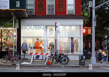 Gehäuse arbeitet Sparsamkeitgeschäfte, 424 7th Avenue, Brooklyn, NY. aussen Verkaufsplattform für eine zweite Hand Thrift Shop in Park Slope. Stockfoto