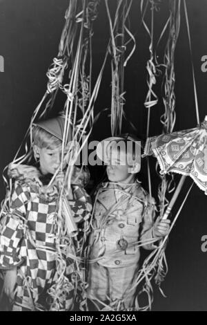 Zwei Jungen sind zum Fasching kostümiert, Deutschland 1930er Jahre. Zwei kleine Jungen für Karneval, Deutschland der 30er Jahre gekleidet. Stockfoto